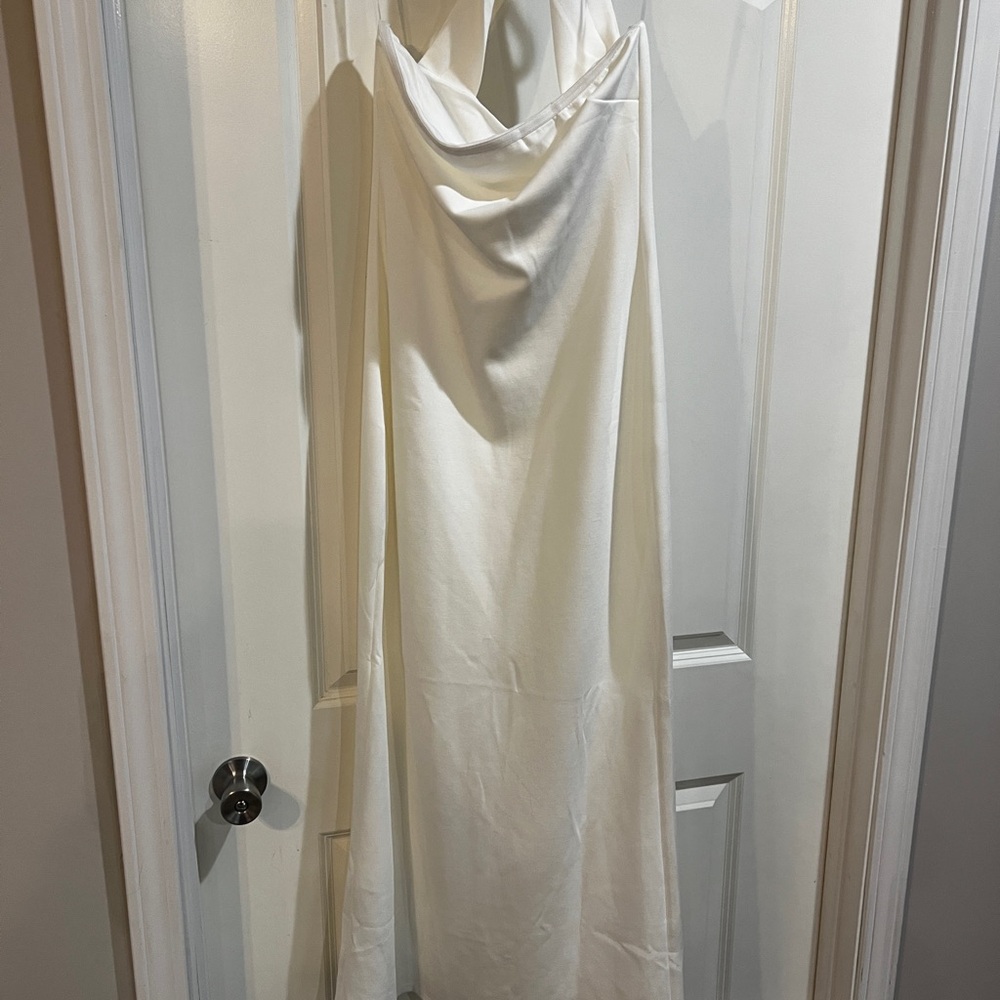 Elegant White Strapless Bridal Dress - Picture 2 of 2